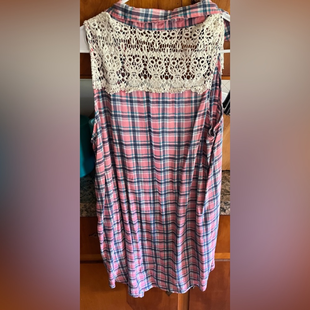 Boutique top. - Picture 2 of 2